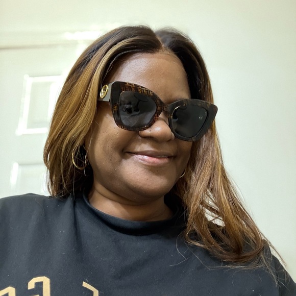 Fendi sunglasses EUC no scratches no callouts comes with case - Picture 5 of 8